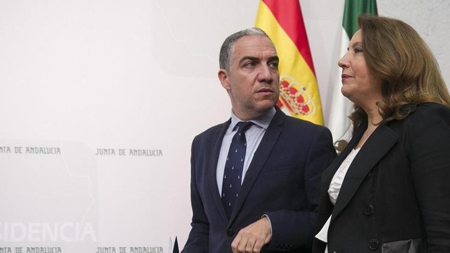 El consejero de Presidencia, Elías Bendodo junto a la consejera de Agricultura, Carmen Crespo.