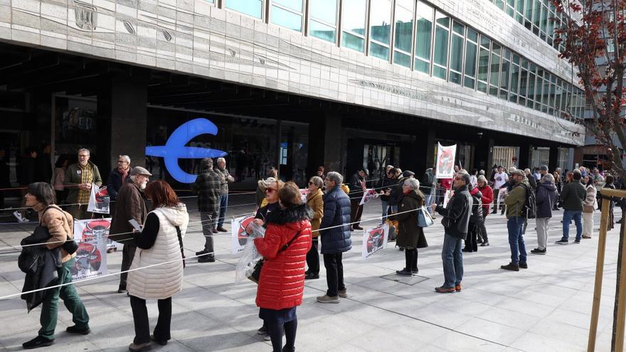 Cadena humana en Zaragoza en defensa de Canal Roya