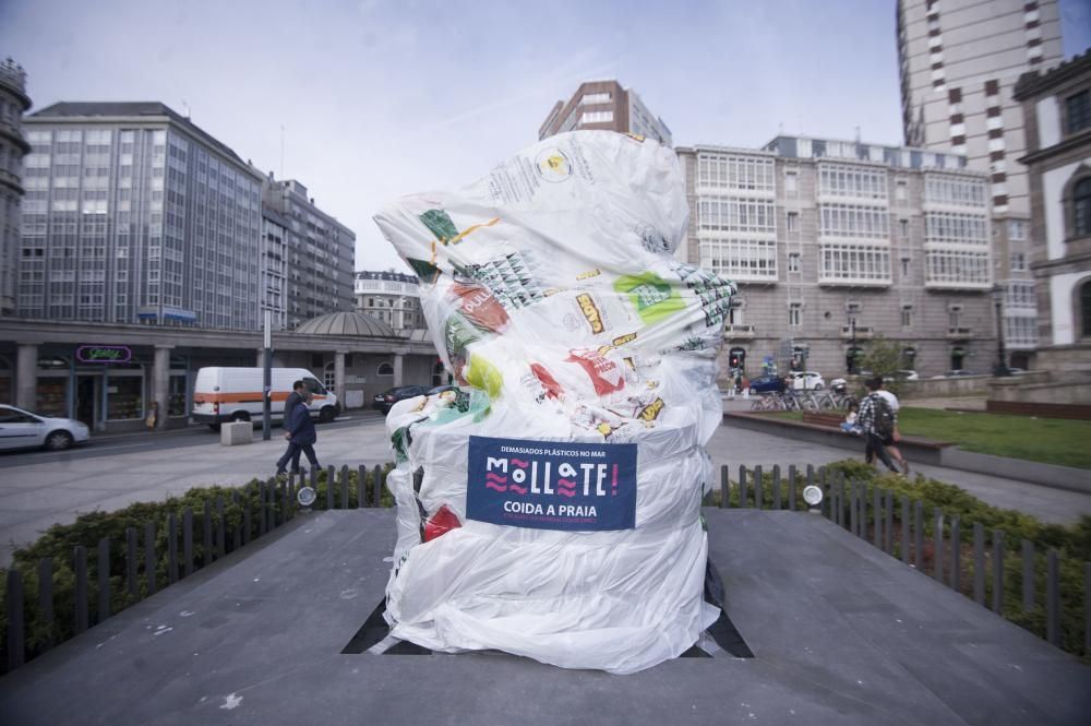 Estatuas plastificadas en el marco de la campaña 'Móllate!' para sensibilizar sobre la importancia de la reducción de la utilización de plásticos.