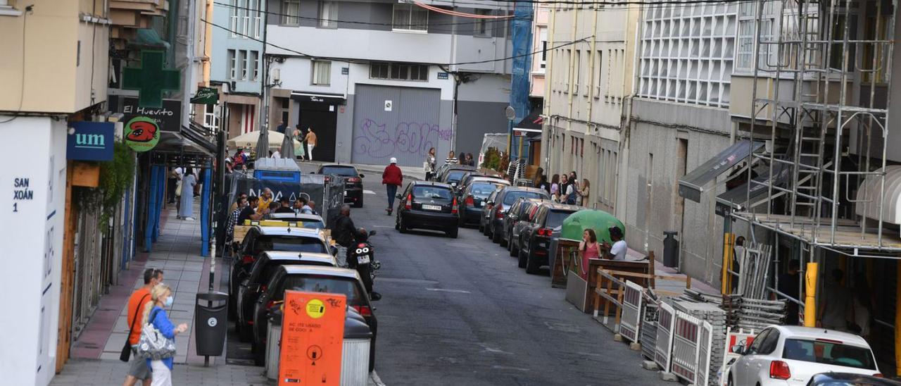 La calle San Juan, una de las zonas de ocio más concurridas de A Coruña. |   // VÍCTOR ECHAVE