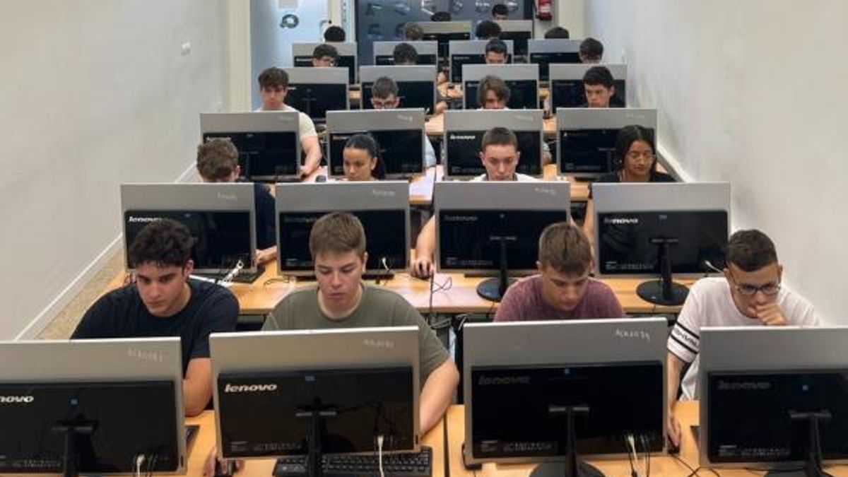 Alumnado de Aula Campus durante una clase.