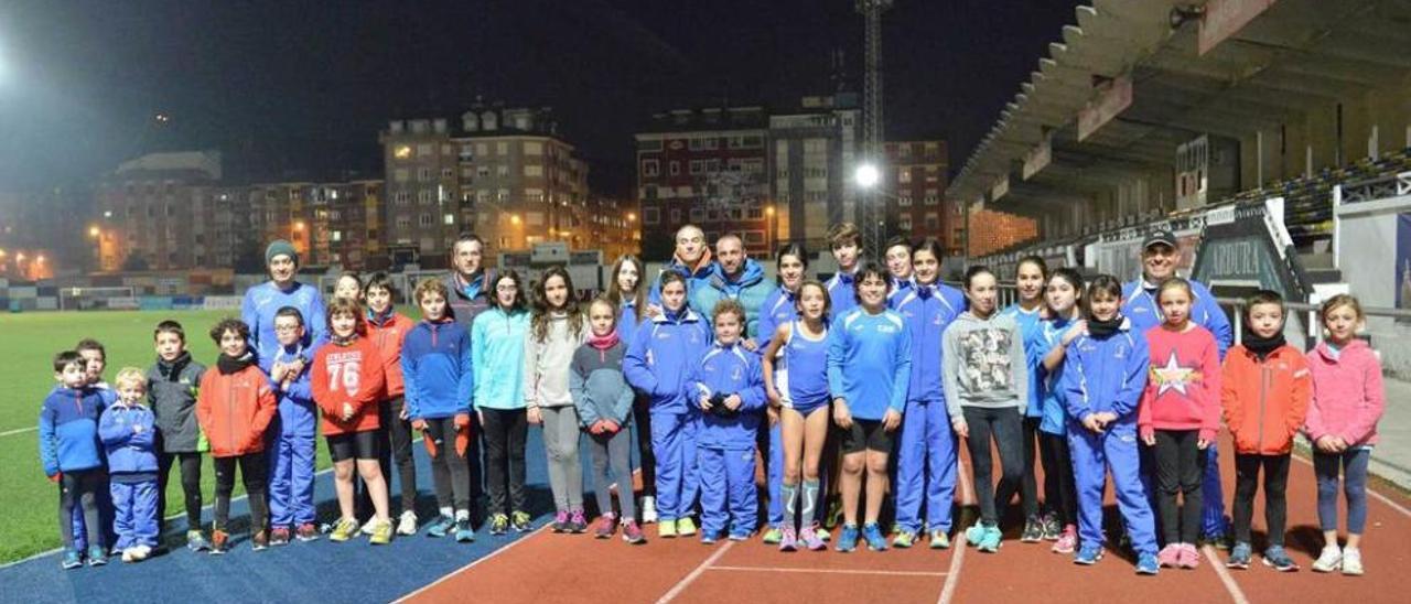 Los componentes del Atletismo Mieres, antes de un entrenamiento.