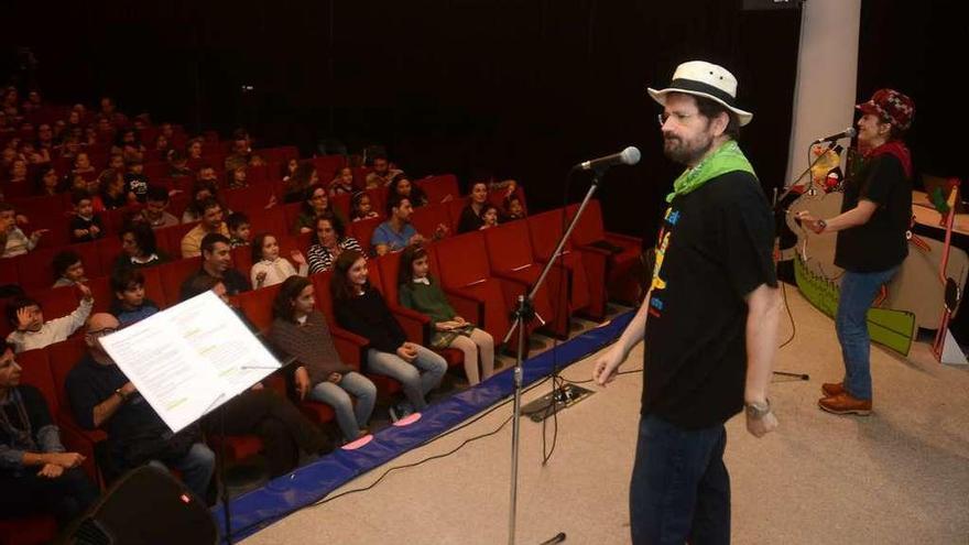 María Campos y Carlos Yus durante el espectáculo, ayer, en el Museo. // Rafa Vázquez