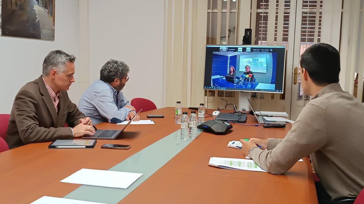 Miembros de la CEOE Teruel siguen el 'streaming' de la presentación del informe, lanzado este lunes.