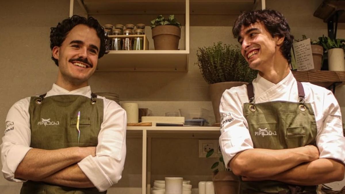 Arán y Noé posando en su restaurante Pipilacha