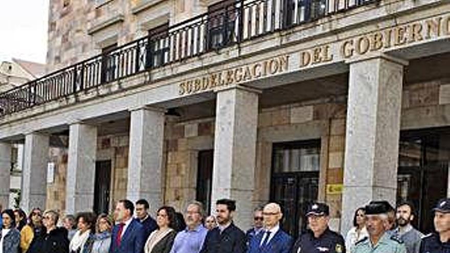 Minuto de silencio, ayer. en la Plaza de la Subdelegación.