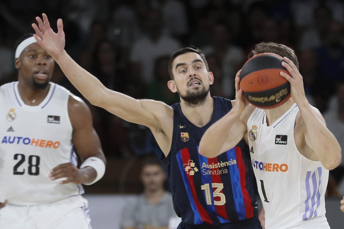 SEVILLA, 25/09/2022.- El base checo Tomas Satoransky (c), del Barcelona, defiende ante el escolta francés Fabien Causeur (d), del Real Madrid, durante la final de la Supercopa Endrsa entre el Real Madrid y el FC Barcelona, disputada este domingo en el pabellón de San Pablo de Sevilla. EFE/ Jose Manuel Vidal.