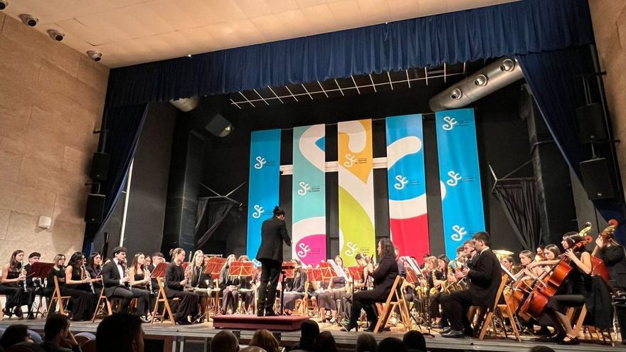 Sobre estas liñas, concerto de Santa Icía. Á esquerda, Festival Coral Santa María.   | // D.P.