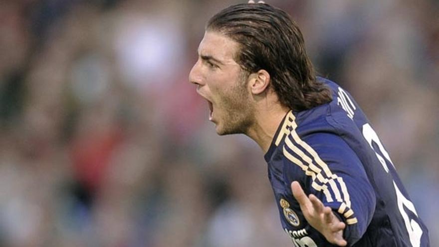 Higuaín celebra su gol ante el Racing de Santander.