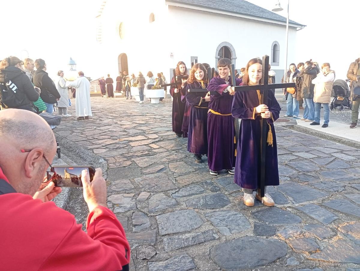 En imágenes: La procesión de bajada marca el inicio de la Semana Santa en Luarca
