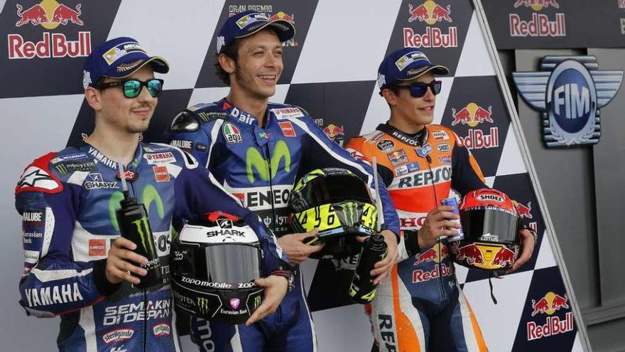 Rossi, en el centro, escoltado por Lorenzo y Márquez, tras los entrenamientos oficiales.