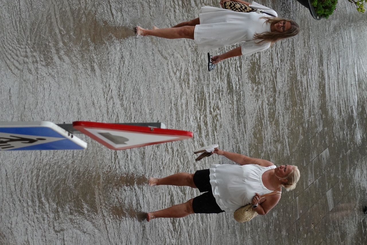 Una tormenta derriba una palmera y causa inundaciones en calles en Alcúdia