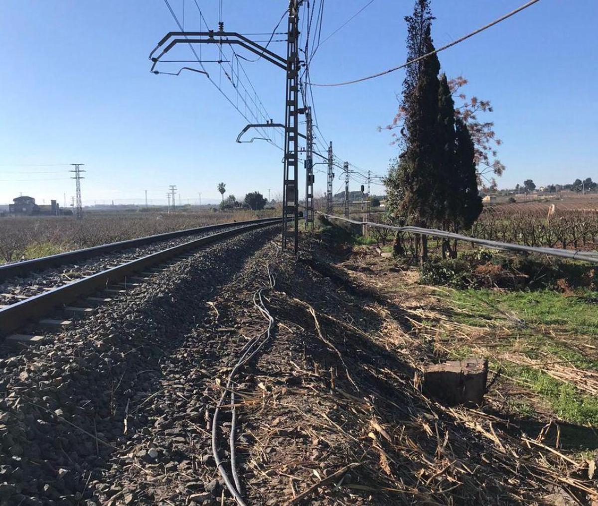 Cables en el tramo de Alginet a Carlet de los tendidos eléctricos, algunos en el suelo