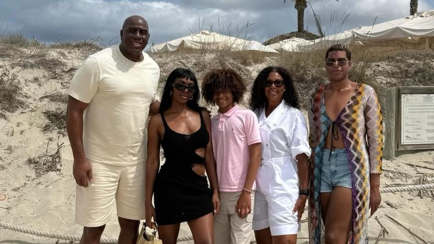 Magic Johnson disfruta de Formentera entre aguas turquesas y buena gastronomía