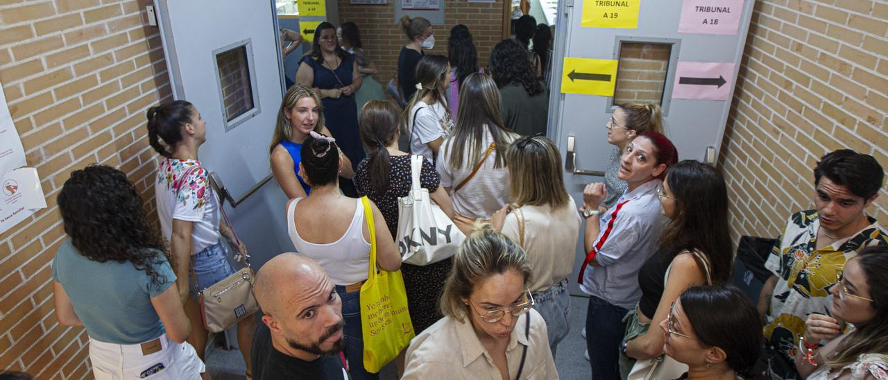 Aspirantes a una plaza docente en las oposiciones celebradas este verano en Alicante
