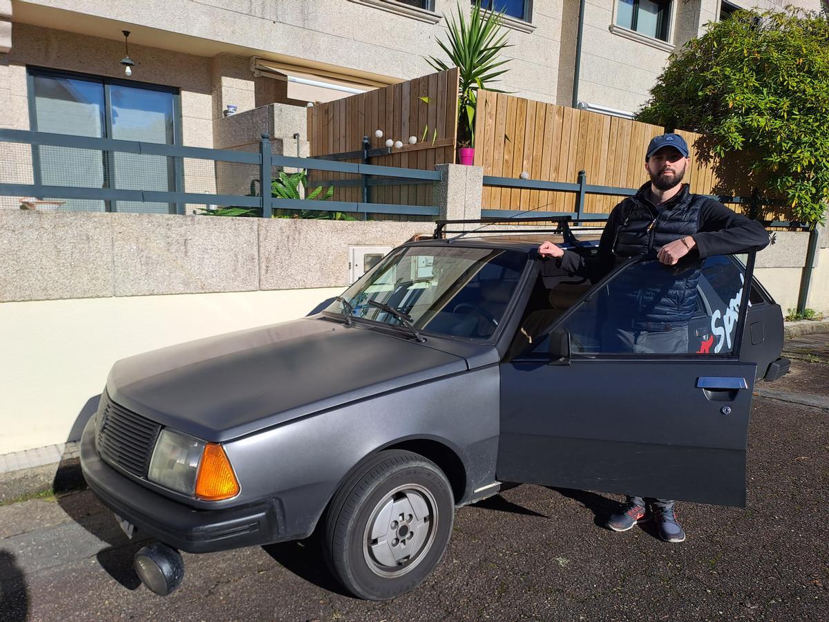 El vigués Miguel Varela con el coche con el que recorrerá 20.000 kilómetros en el rally a Mongolia.