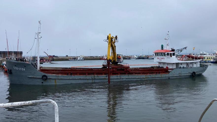 La draga en el puerto de O Corgo, ayer.