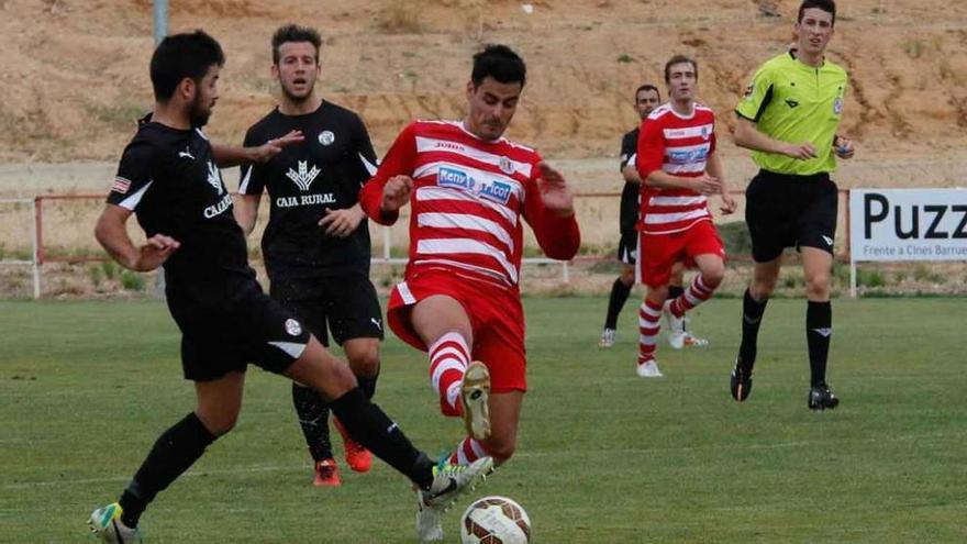 Jugadores del Zamora B y del Fresno de la Ribera pelean por el esférico.