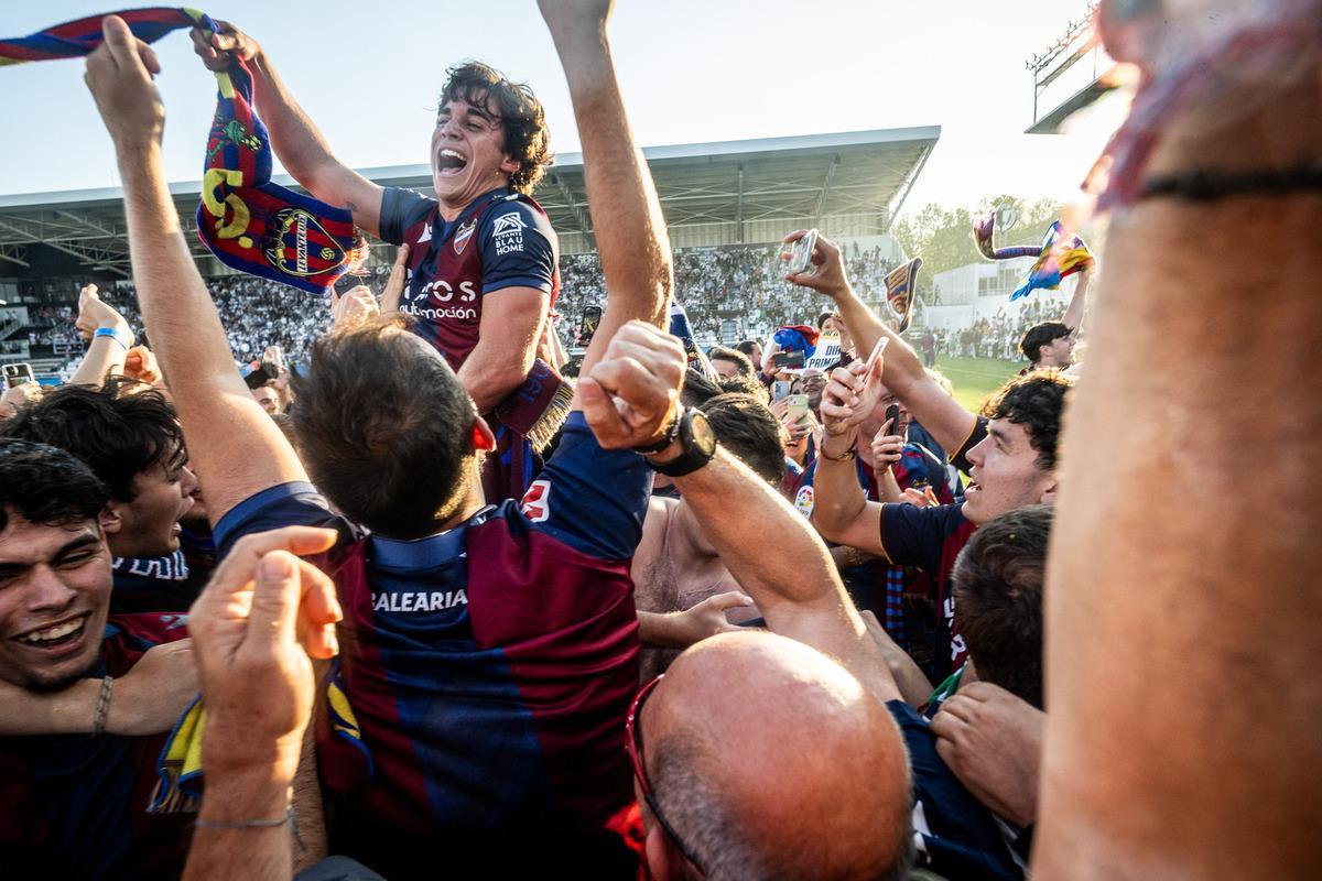 El Levante UD celebrando el ascenso a Primera División en Burgos con Carlos Álvarez como protagonista