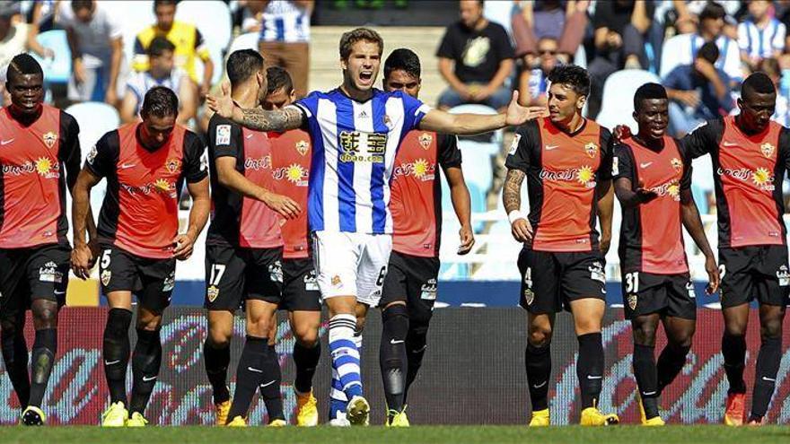 El Almería saca los puntos y las carencias a la Real Sociedad en Anoeta