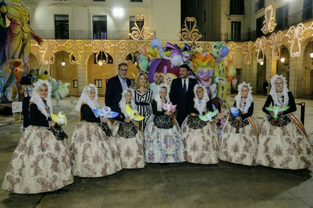 Las Belleas posan con el alcalde, la vicealcaldesa y el edil de Fiestas antes de la cremà de la Hoguera Oficial.