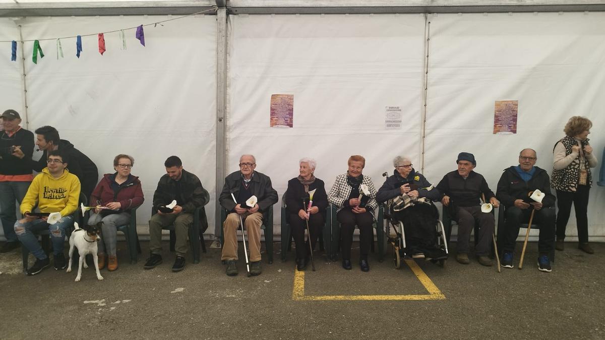 Por la izquierda, Joel Soberón, nieto de Maruja Gómez, Mercedes Caso, sobrina de Amadita Soberón, Ángel Sánchez, nieto de Sara Martínez, Manolo Fernández, Amelia Gómez, Elsita López, Elia Gómez, Daniel Gómez y Nando Fernández