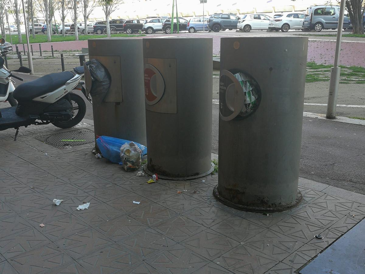 Unos depósitos de recogida neumática en la Gran Via, en Barcelona, repletos de basura.