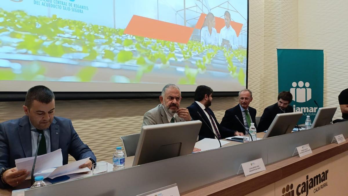 El presidente regional, Fernando López Miras, junto al presidente del Scrats, y los directores y coordinadores del informe de PwC.