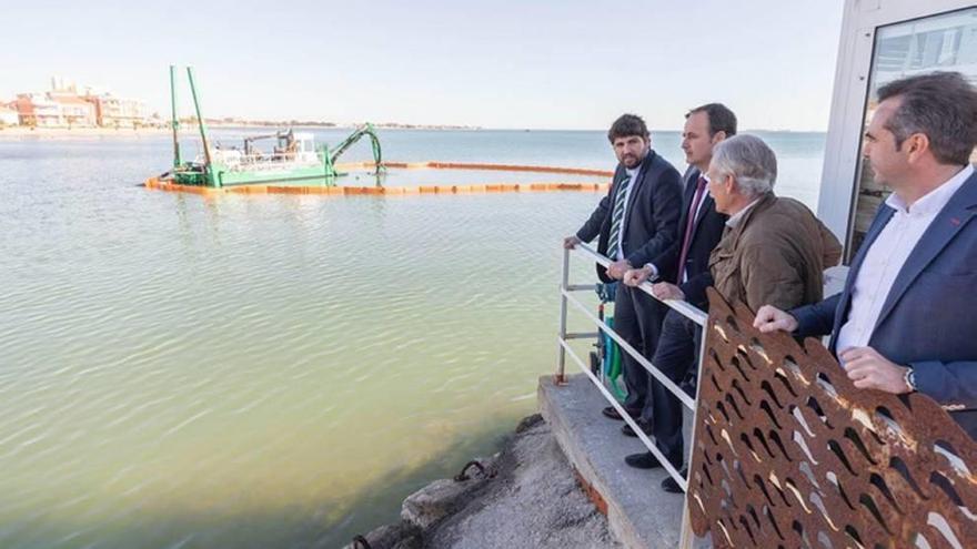 El presidente, Fernando López Miras, visitó ayer la zona de Los Alcázares que se está limpiando de lodos.