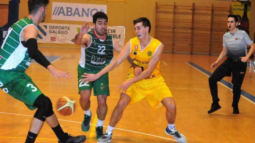 El Xuven necesita reencontrarse con la victoria ante el Covirán Granada. // Iñaki Abella