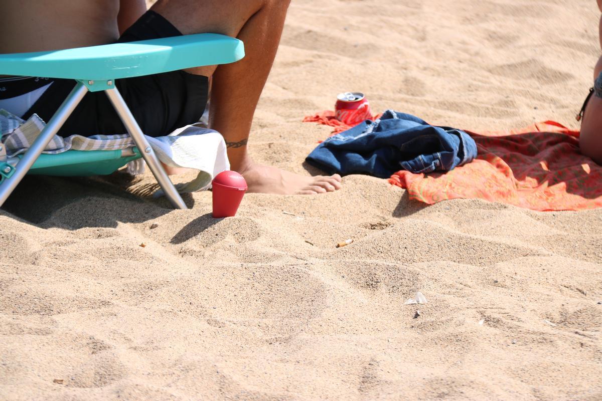 Un cenicero en la playa de Sant Miquel de BArcelona