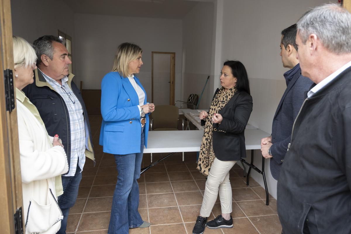 La presidenta de la Diputación, Marta Barrachina, conversa con la alcaldesa de Matet, Rosa Guillermo.