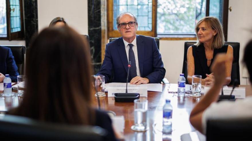 El Defensor del Pueblo, Ángel Gabilondo, y su adjunta, Patrica Bárcenas, ayer en Madrid.