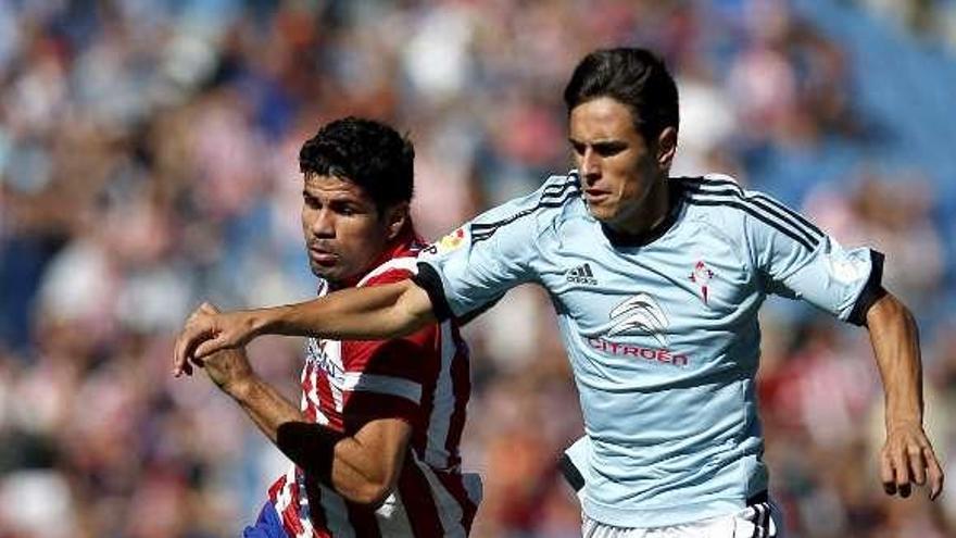 David Costas forcejea con Diego Costa, en el Calderón. // Susana Vera