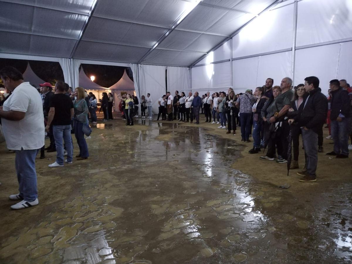 Barro en la carpa, durante el concierto de Camela en la feria de Plasencia.