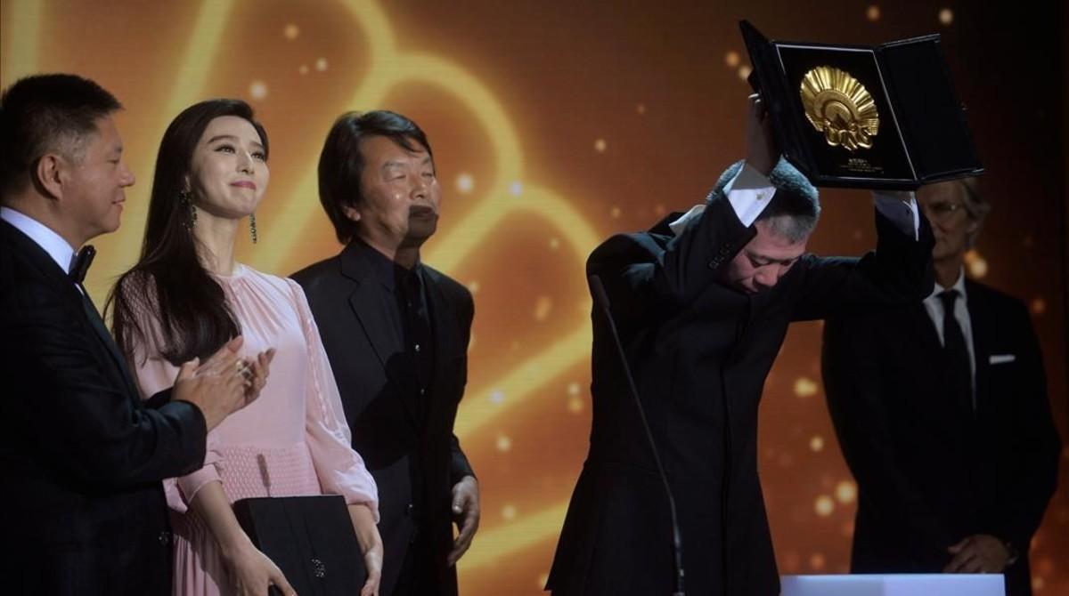 amonge35663947 director feng xiaogang holds up the concha de oro  golden sh160924225507