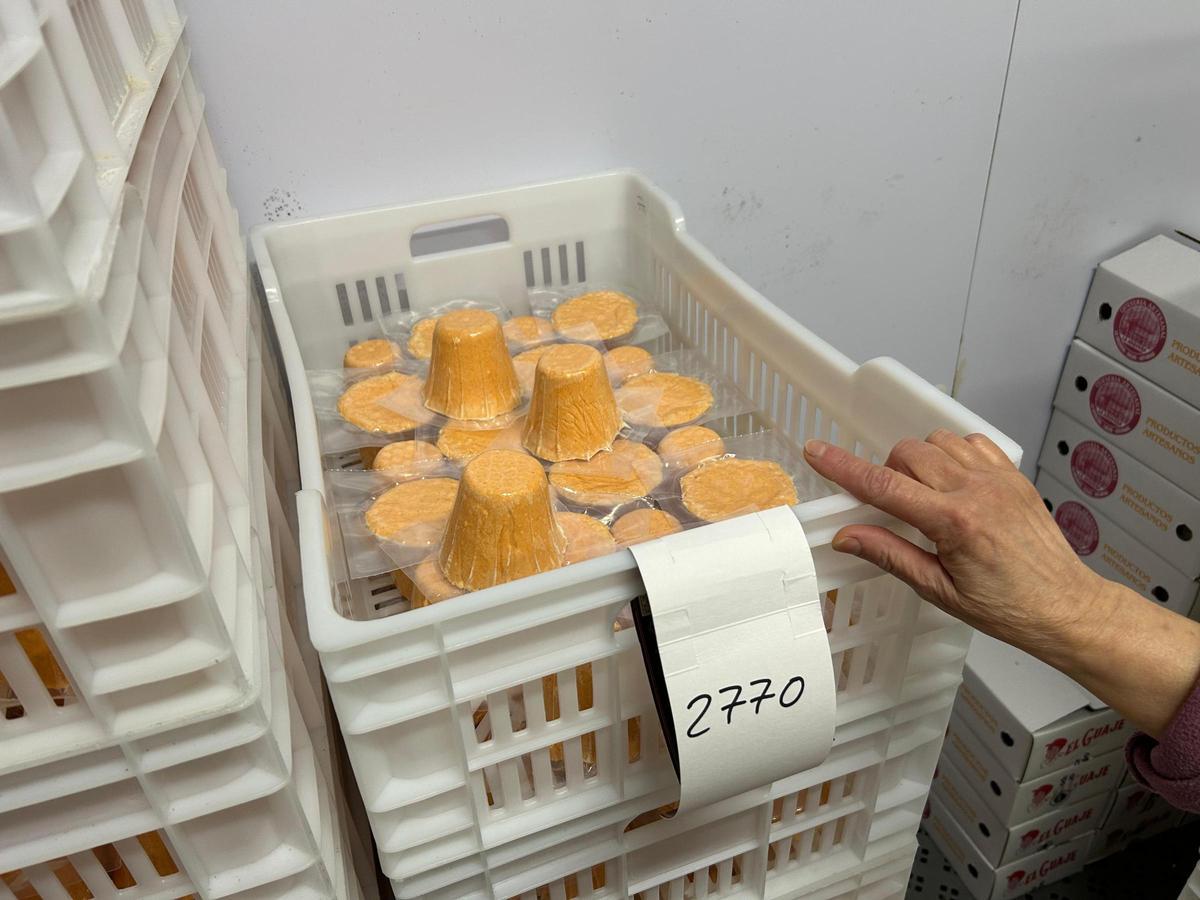 EN IMÁGENES: La quesería La Arquera y El Guaje, de Salas, "a pleno rendimiento" en la producción de Afuega'l Pito