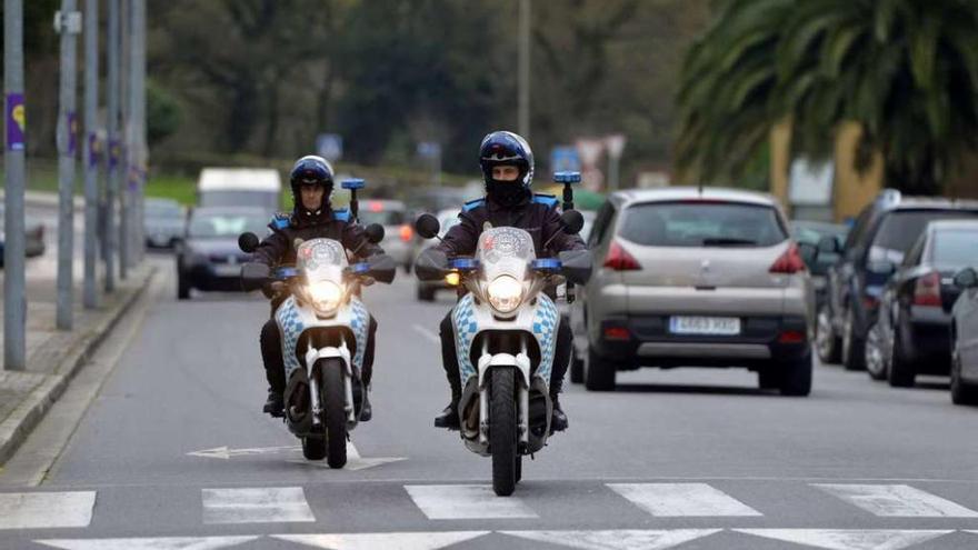 Dos agentes en moto de la Policía Local patrullan en Monte Porreiro. // Gustavo Santos