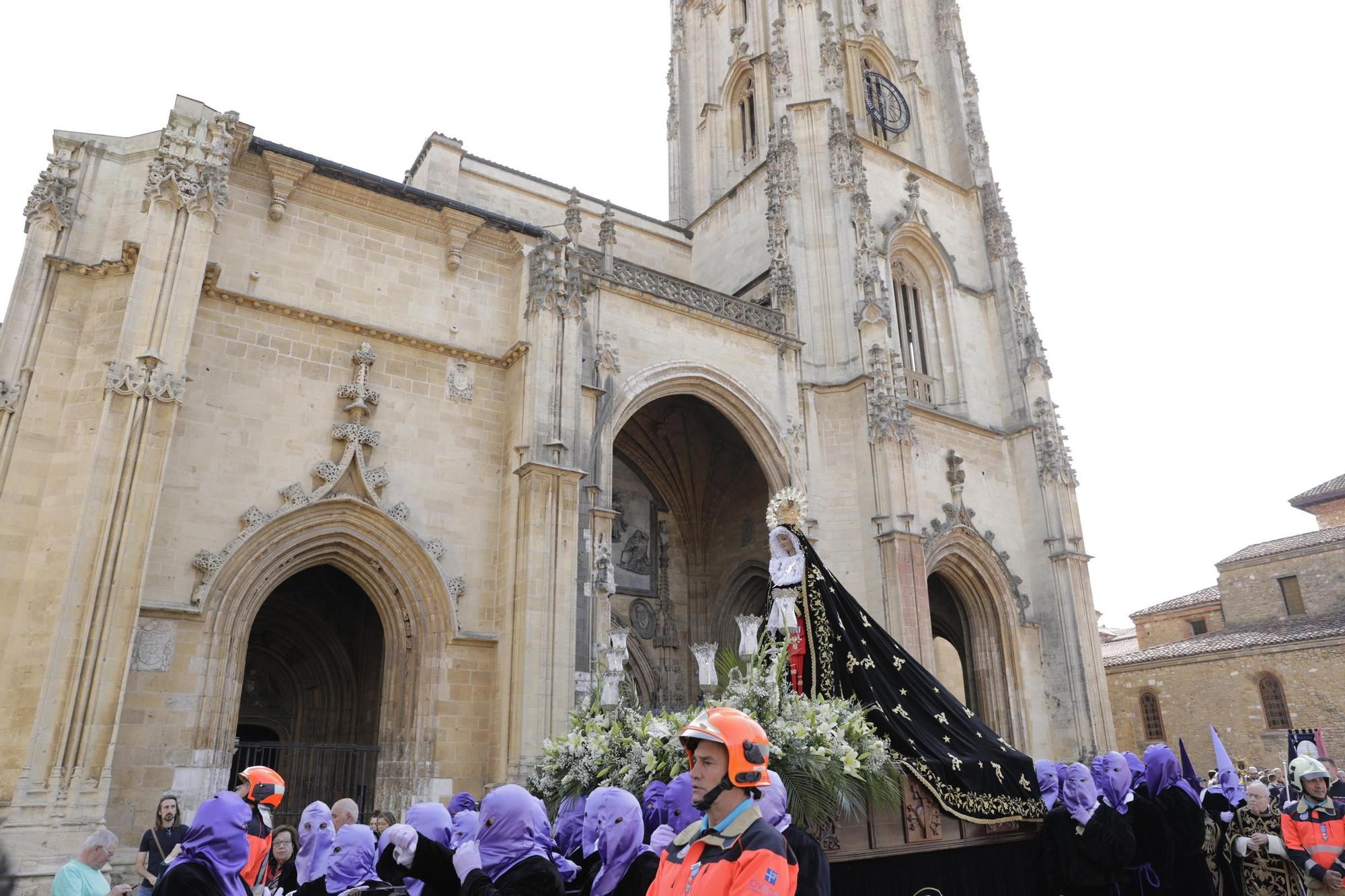 La Dolorosa atraviesa el Oviedo Antiguo: así fue la procesión de la Soledad