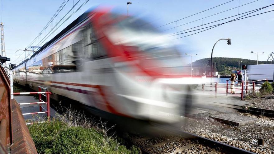 Adiós al histórico paso a nivel de Feve de Llano Ponte, en Avilés: Transportes adecentará el actual aparcamiento y abrirá un acceso peatonal con el Niemeyer