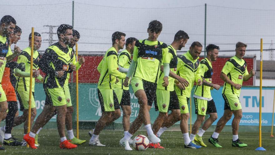 Los jugadores del Elche, durante un entrenamiento