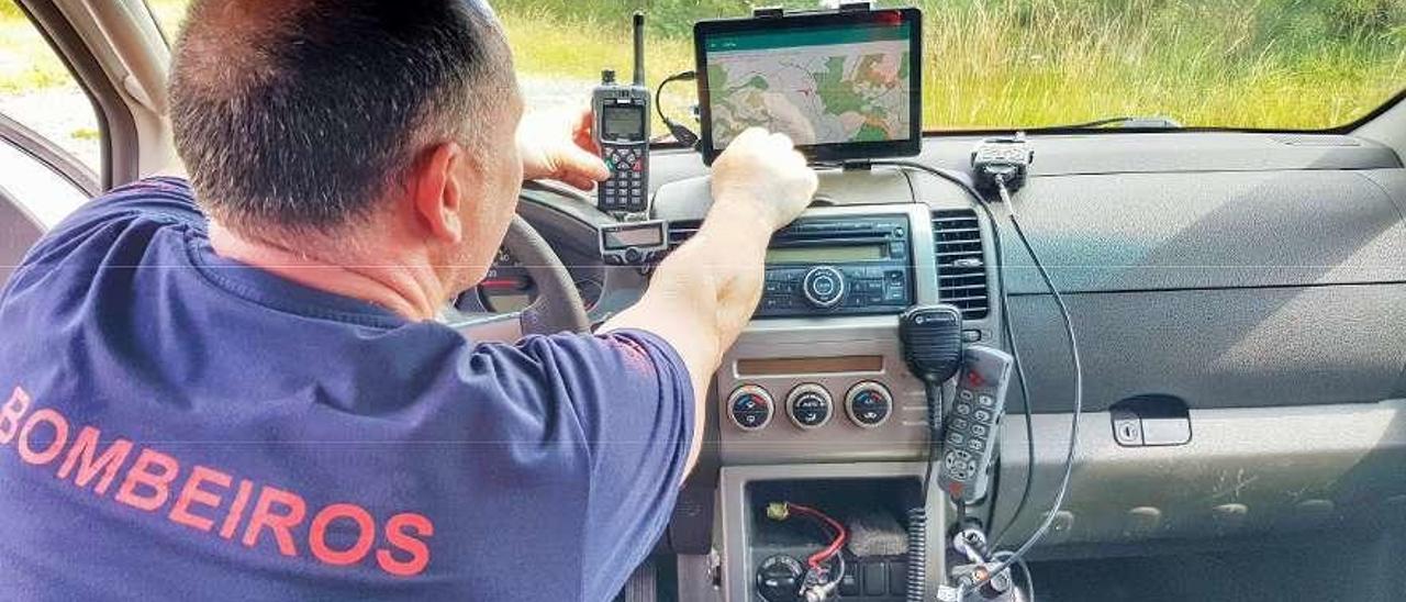 El jefe de brigada comprueba en el mapa la posicición de los efectivos contraincendios desde el vehículo de mando. // Consorcio Contraincendios e Salvamento Deza e Tabeirós-Terra de Montes