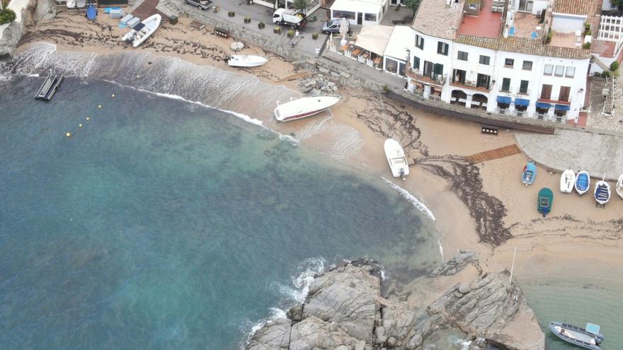 El temporal arrossega embarcacions fins a la sorra a Calella i Llafranc