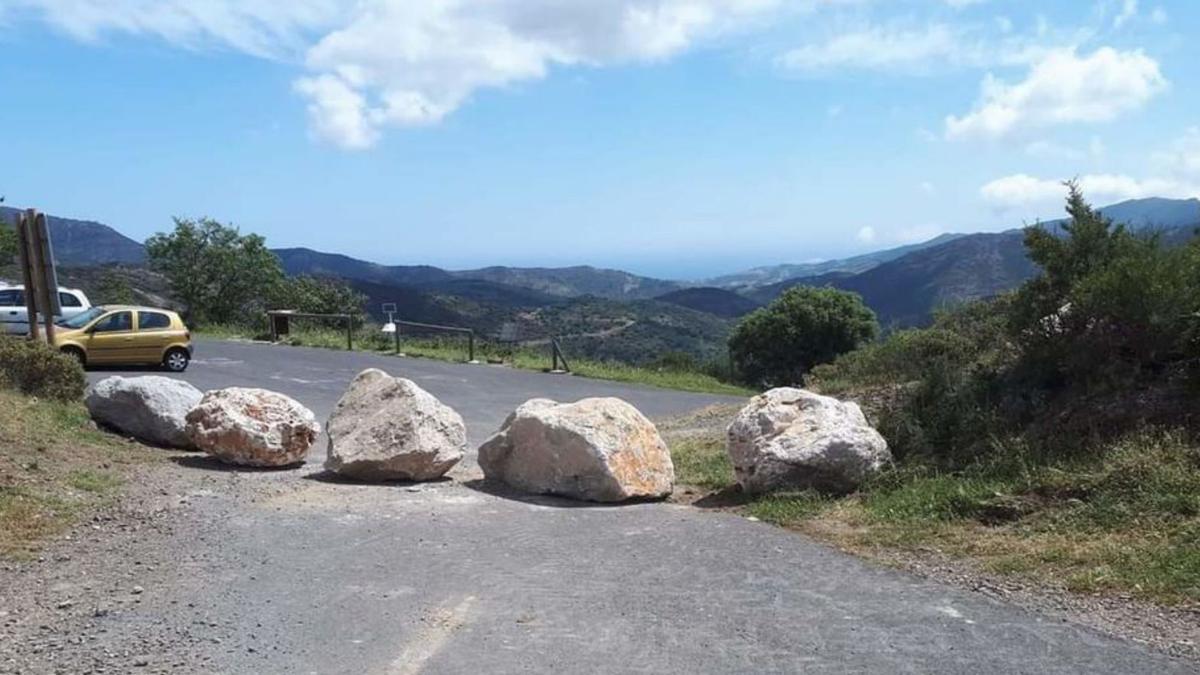 L’estat francès barra el pas a Banyuls i Manrella amb rocs