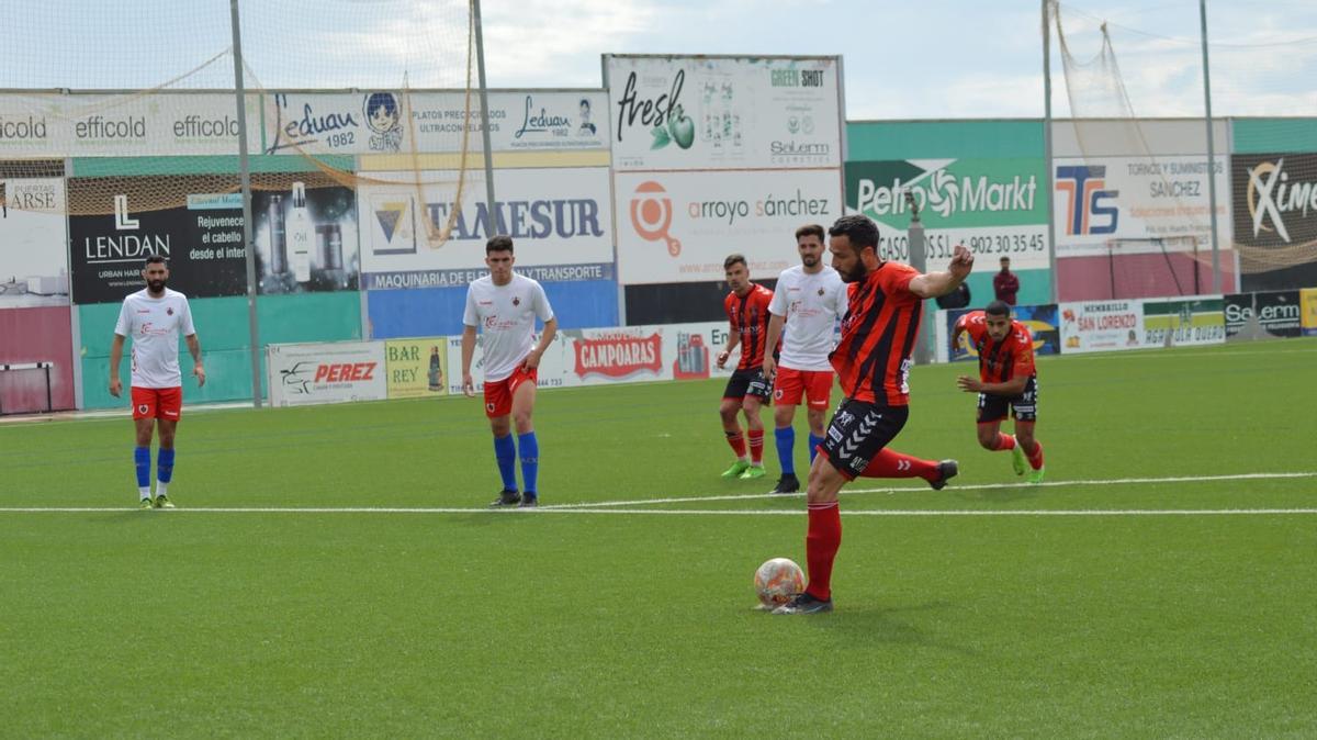 Juanfran Holanda, en la ejecución del penalti ante el Cartaya.