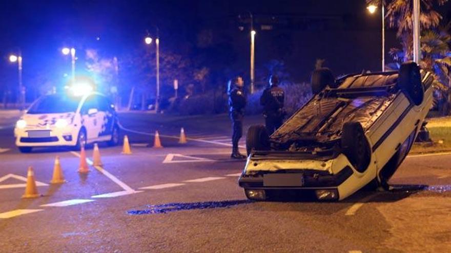 El coche volcado en Samil. // Nick