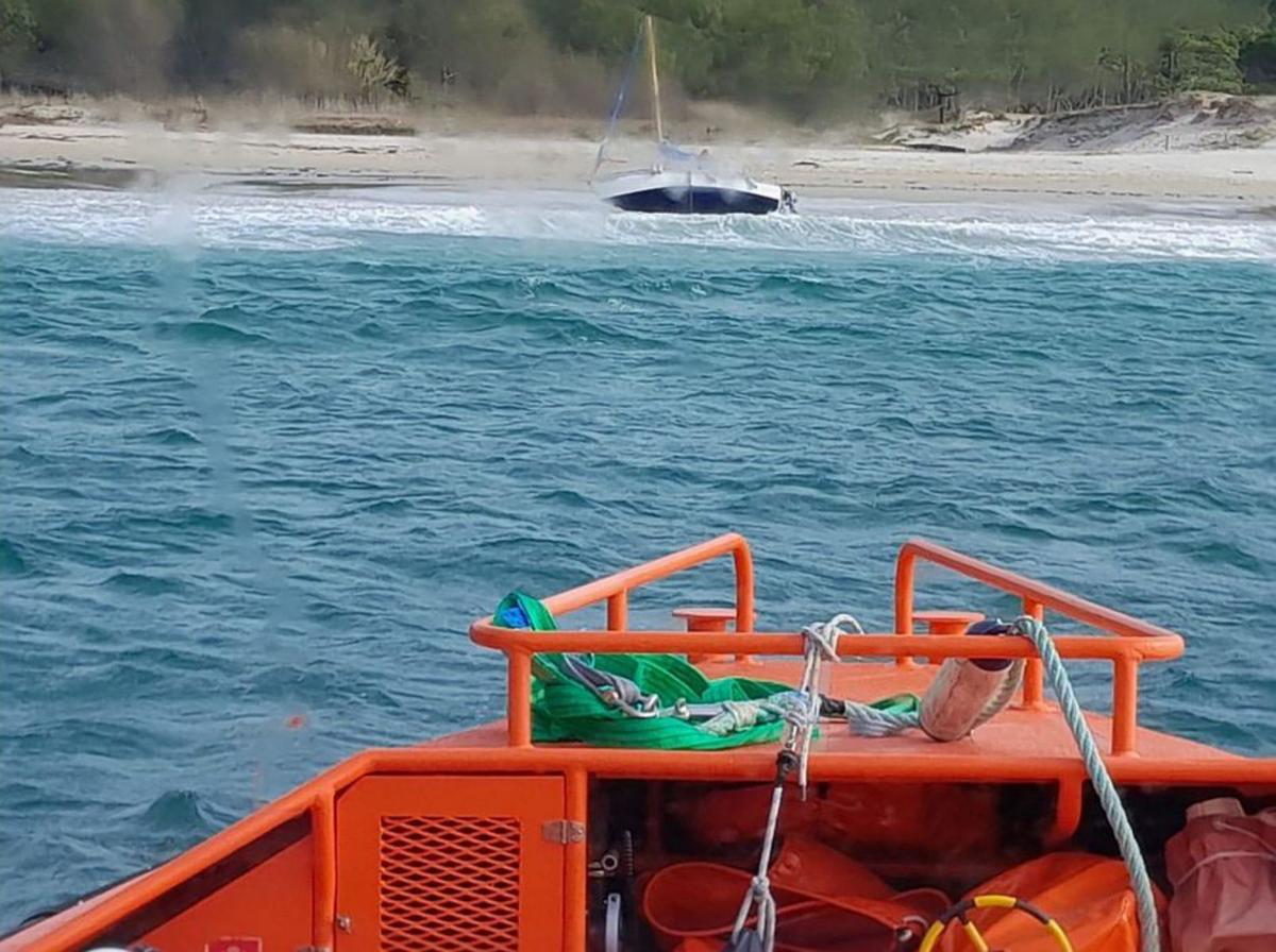 La Salvamar Mirach remolca la embarcación de la playa.   | // FARO