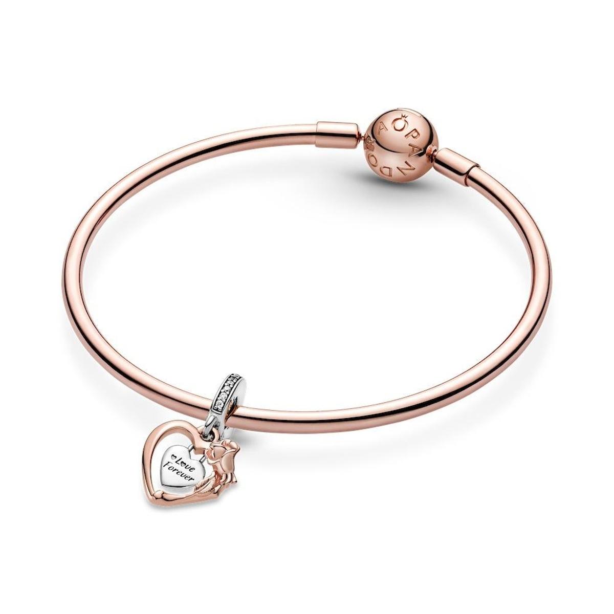 Charm colgante de corazón y flor rosa, de Pandora (59 euros)