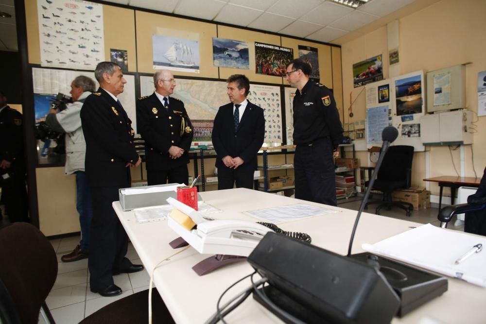 Visita del director general de la Policía, Gabino de Lorenzo y el Jefe Superior de la Policía de Asturias a la comisaría de Policía Nacional de Avilés