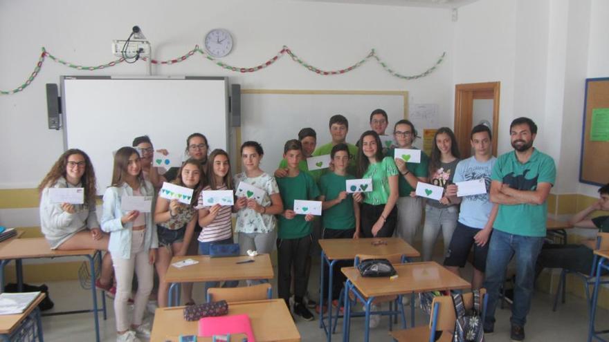 El profesor Sergio Florido, a la derecha, con varios de los alumnos de La Maroma, que ayer enviaron las cartas.